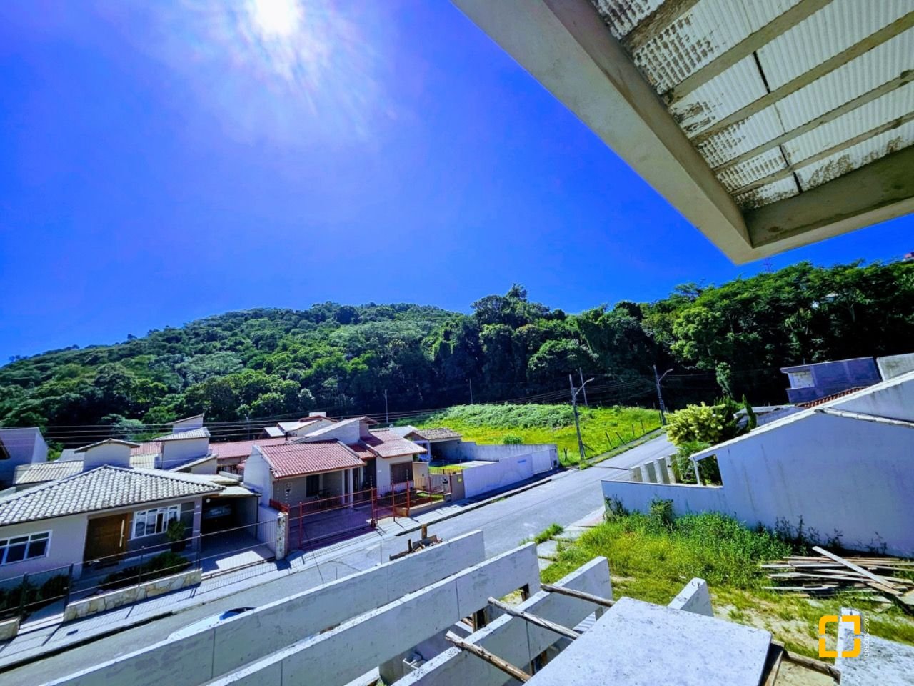 Casa com 142m², 3 quartos (sendo 1 suíte), 2 garagens, no bairro Forquilhinha em São José