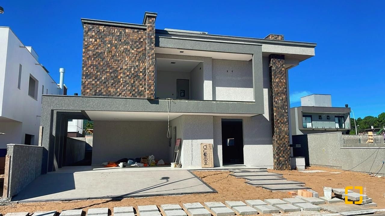 Casa de Condomínio com 375m², 6 quartos (sendo 3 suítes), 2 garagens, no bairro Rio Vermelho em Florianópolis