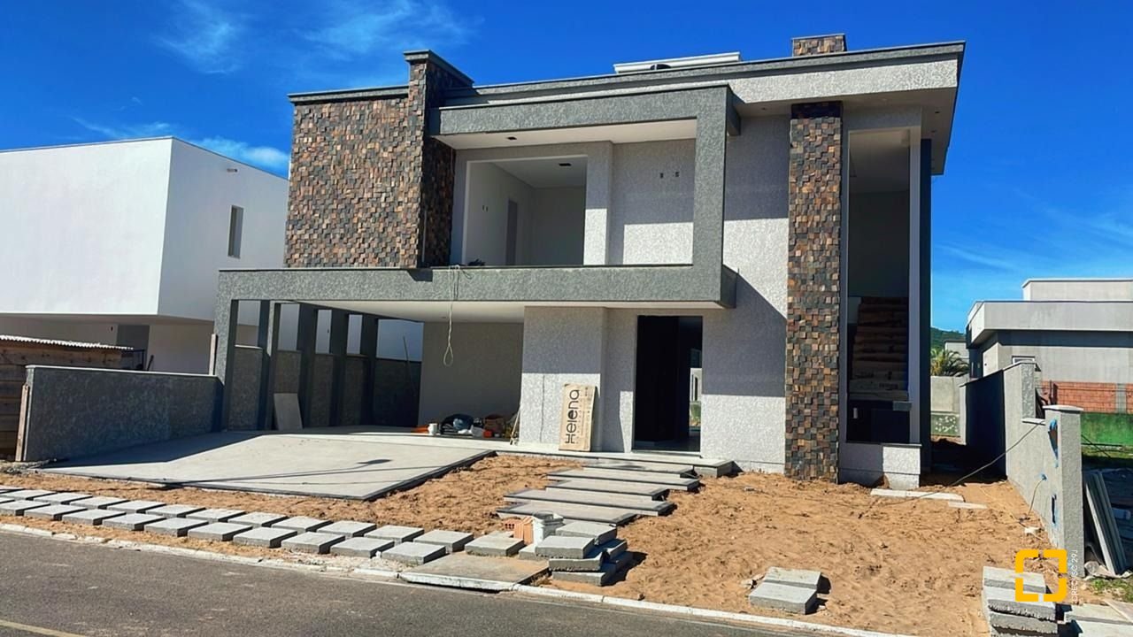 Casa de Condomínio com 375m², 6 quartos (sendo 3 suítes), 2 garagens, no bairro Rio Vermelho em Florianópolis