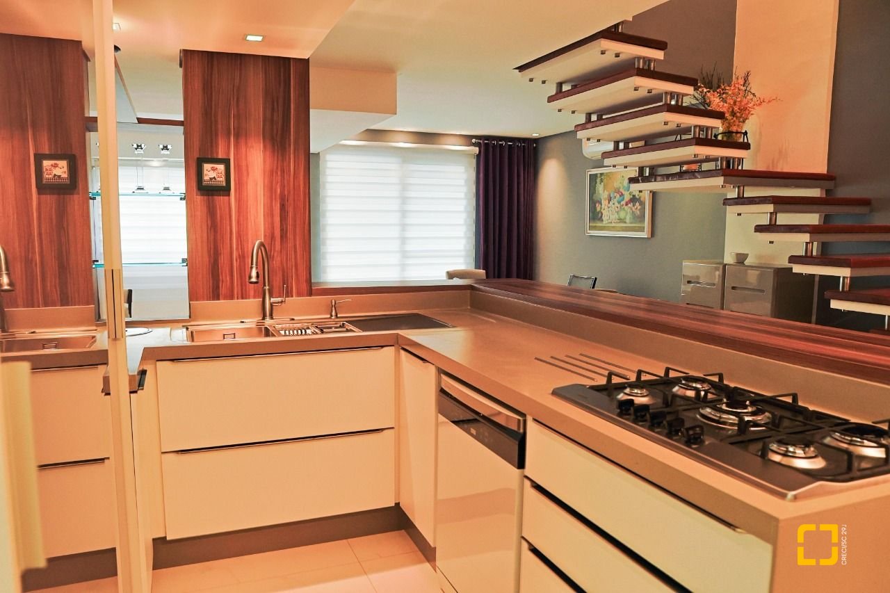 Apartamento com 156m², 4 quartos (sendo 2 suítes), 2 garagens, no bairro Centro em Florianópolis