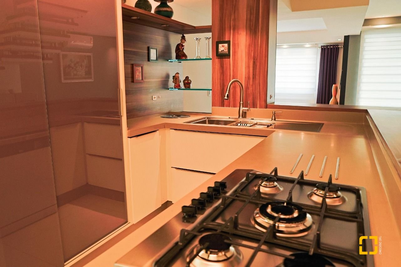 Apartamento com 156m², 4 quartos (sendo 2 suítes), 2 garagens, no bairro Centro em Florianópolis