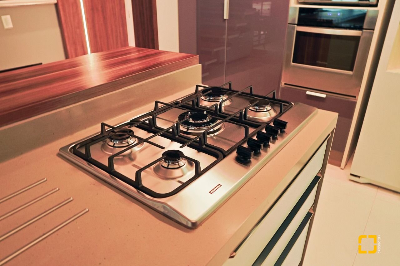 Apartamento com 156m², 4 quartos (sendo 2 suítes), 2 garagens, no bairro Centro em Florianópolis
