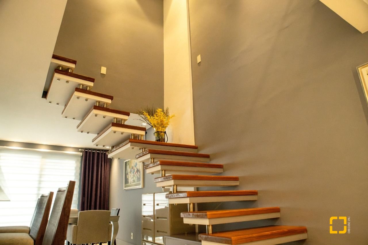 Apartamento com 156m², 4 quartos (sendo 2 suítes), 2 garagens, no bairro Centro em Florianópolis