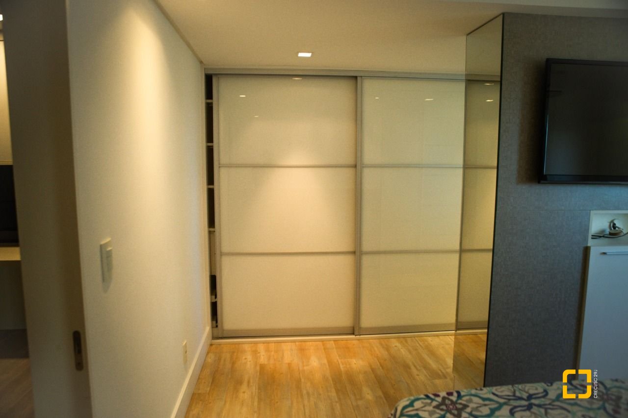 Apartamento com 156m², 4 quartos (sendo 2 suítes), 2 garagens, no bairro Centro em Florianópolis