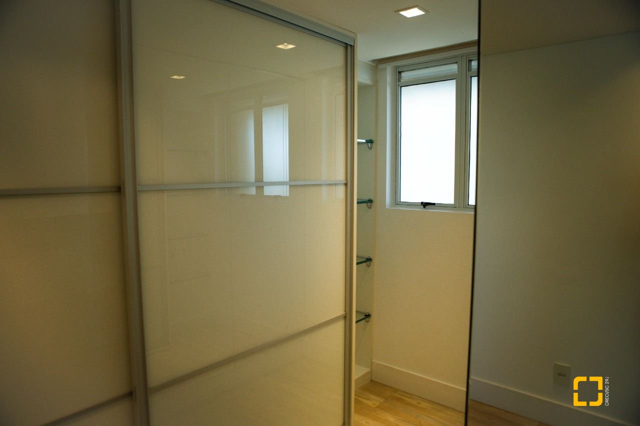 Apartamento com 156m², 4 quartos (sendo 2 suítes), 2 garagens, no bairro Centro em Florianópolis