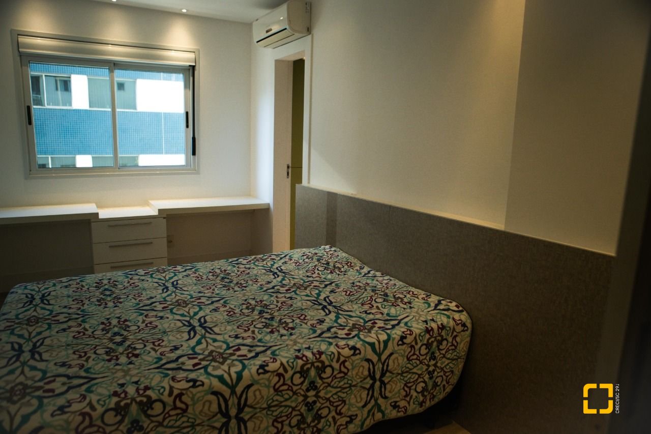 Apartamento com 156m², 4 quartos (sendo 2 suítes), 2 garagens, no bairro Centro em Florianópolis
