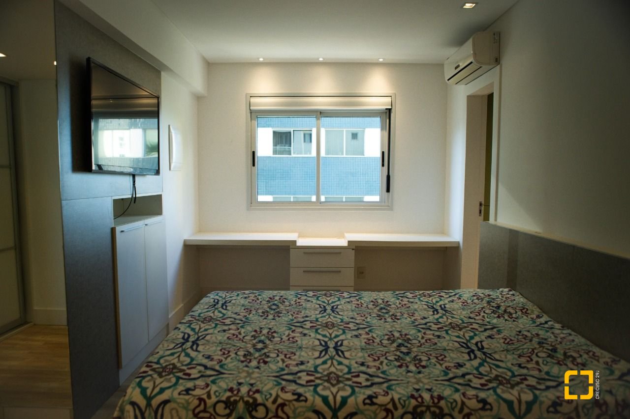 Apartamento com 156m², 4 quartos (sendo 2 suítes), 2 garagens, no bairro Centro em Florianópolis