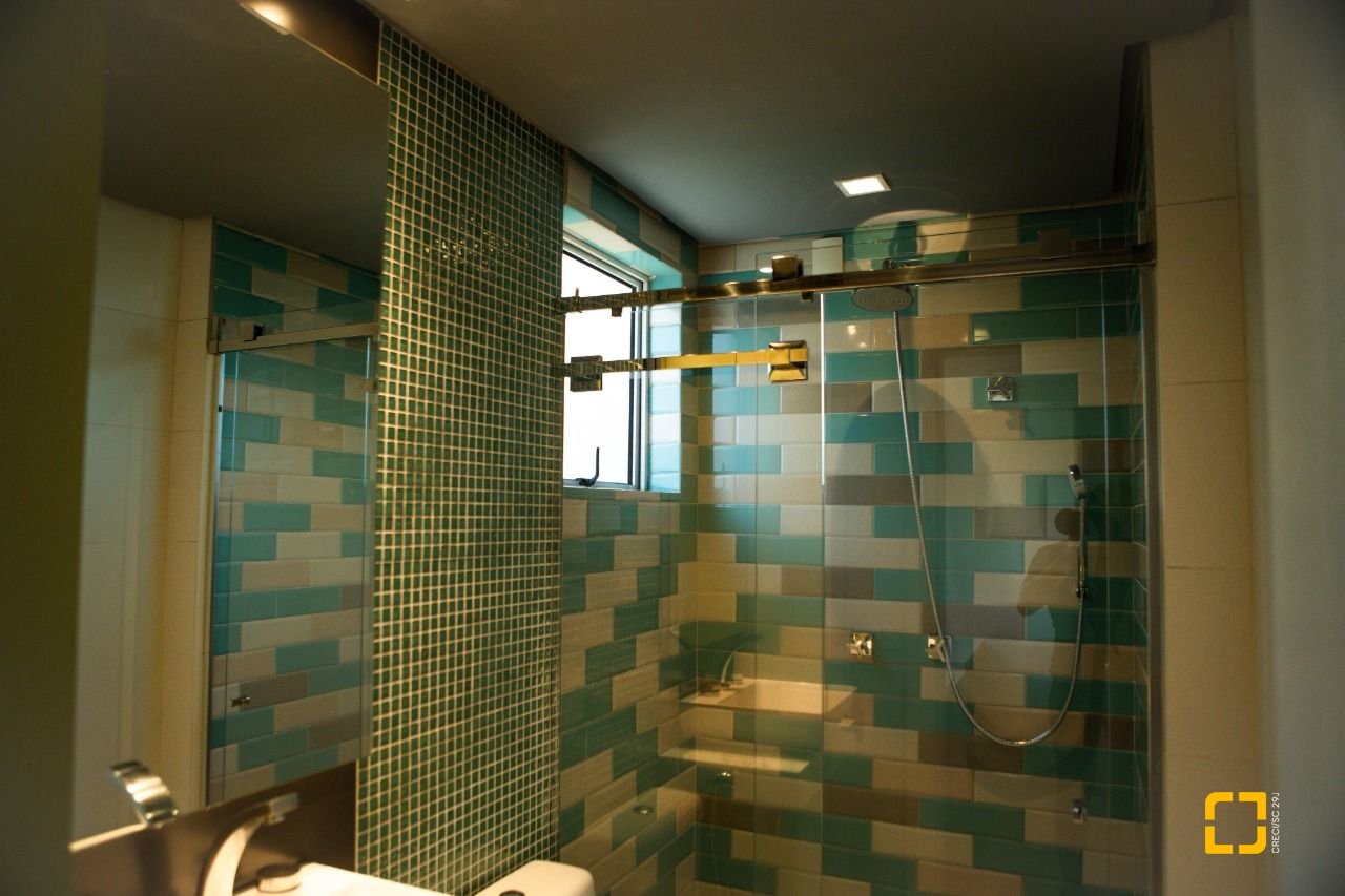 Apartamento com 156m², 4 quartos (sendo 2 suítes), 2 garagens, no bairro Centro em Florianópolis