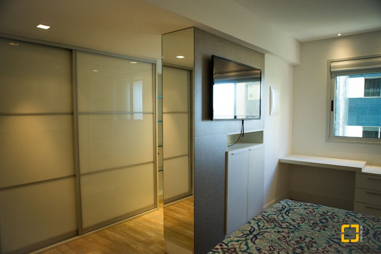 Apartamento com 156m², 4 quartos (sendo 2 suítes), 2 garagens, no bairro Centro em Florianópolis