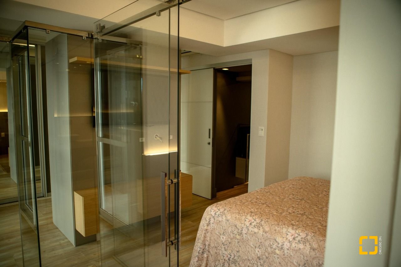 Apartamento com 156m², 4 quartos (sendo 2 suítes), 2 garagens, no bairro Centro em Florianópolis