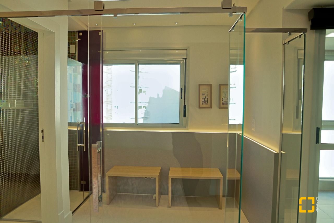 Apartamento com 156m², 4 quartos (sendo 2 suítes), 2 garagens, no bairro Centro em Florianópolis