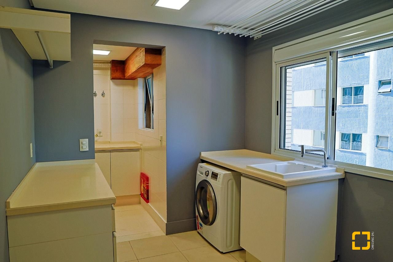 Apartamento com 156m², 4 quartos (sendo 2 suítes), 2 garagens, no bairro Centro em Florianópolis