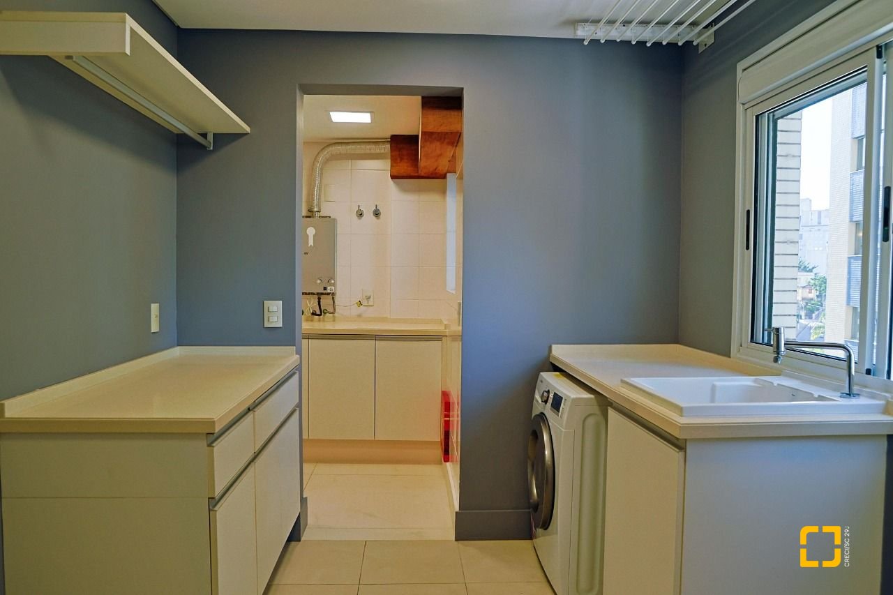 Apartamento com 156m², 4 quartos (sendo 2 suítes), 2 garagens, no bairro Centro em Florianópolis
