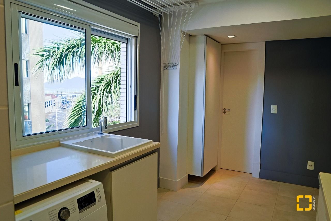 Apartamento com 156m², 4 quartos (sendo 2 suítes), 2 garagens, no bairro Centro em Florianópolis