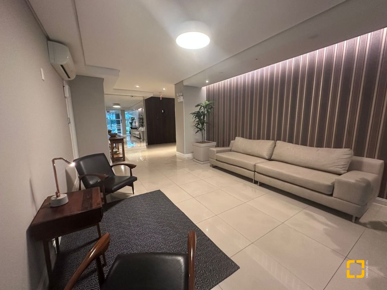 Apartamento com 156m², 4 quartos (sendo 2 suítes), 2 garagens, no bairro Centro em Florianópolis