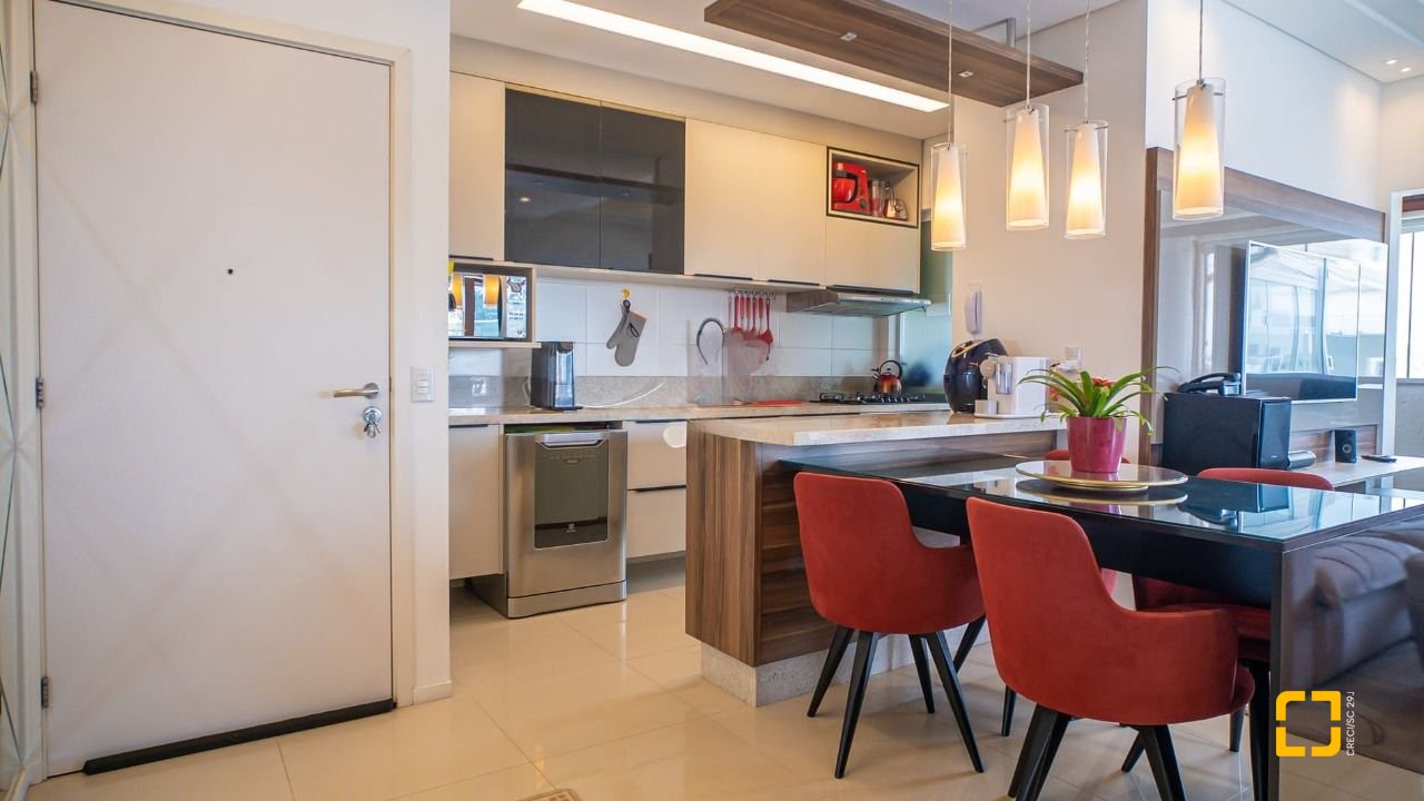 Cobertura com 166m², 4 quartos (sendo 1 suíte), 2 garagens, no bairro Campeche em Florianópolis