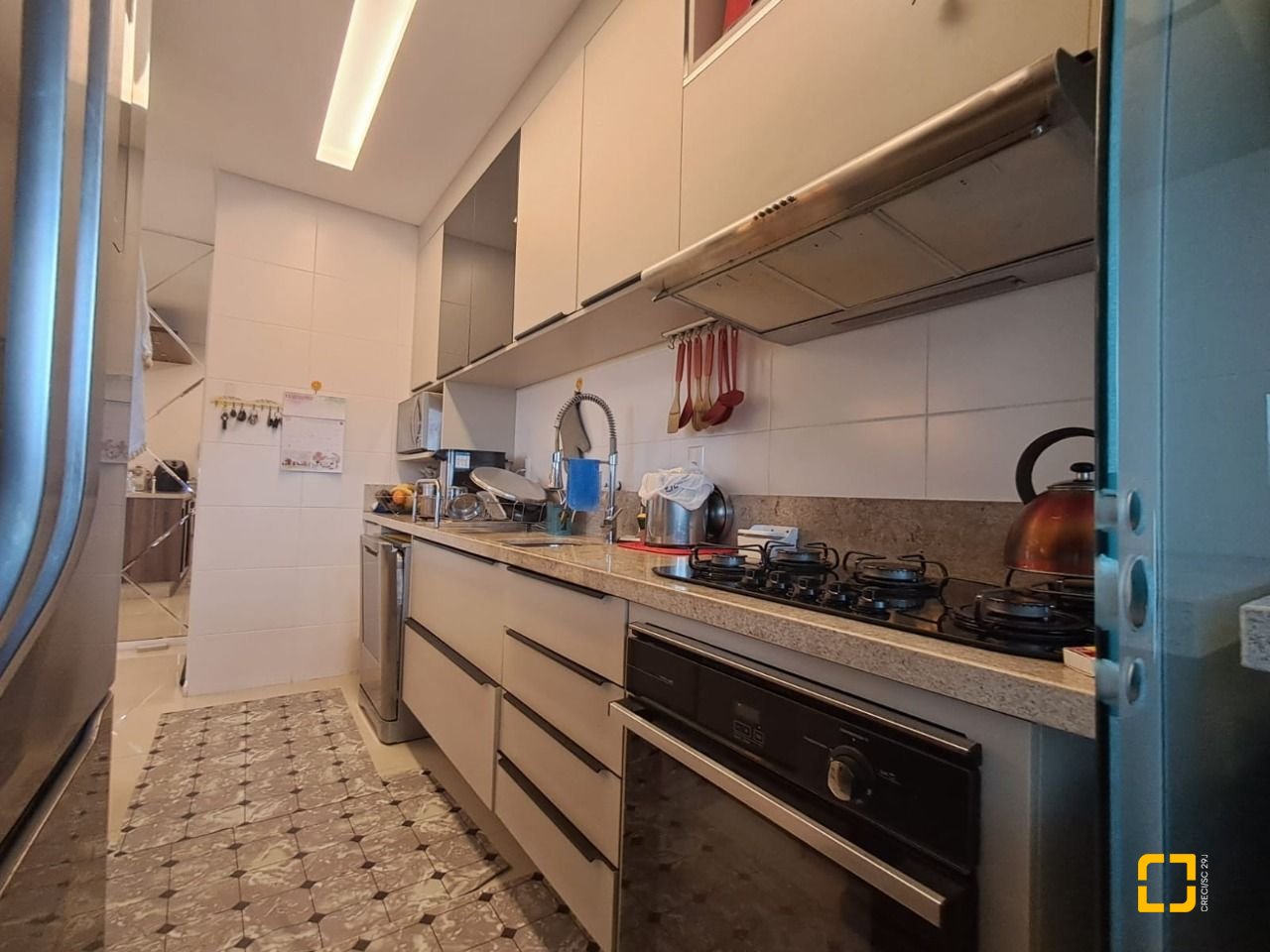 Cobertura com 166m², 4 quartos (sendo 1 suíte), 2 garagens, no bairro Campeche em Florianópolis