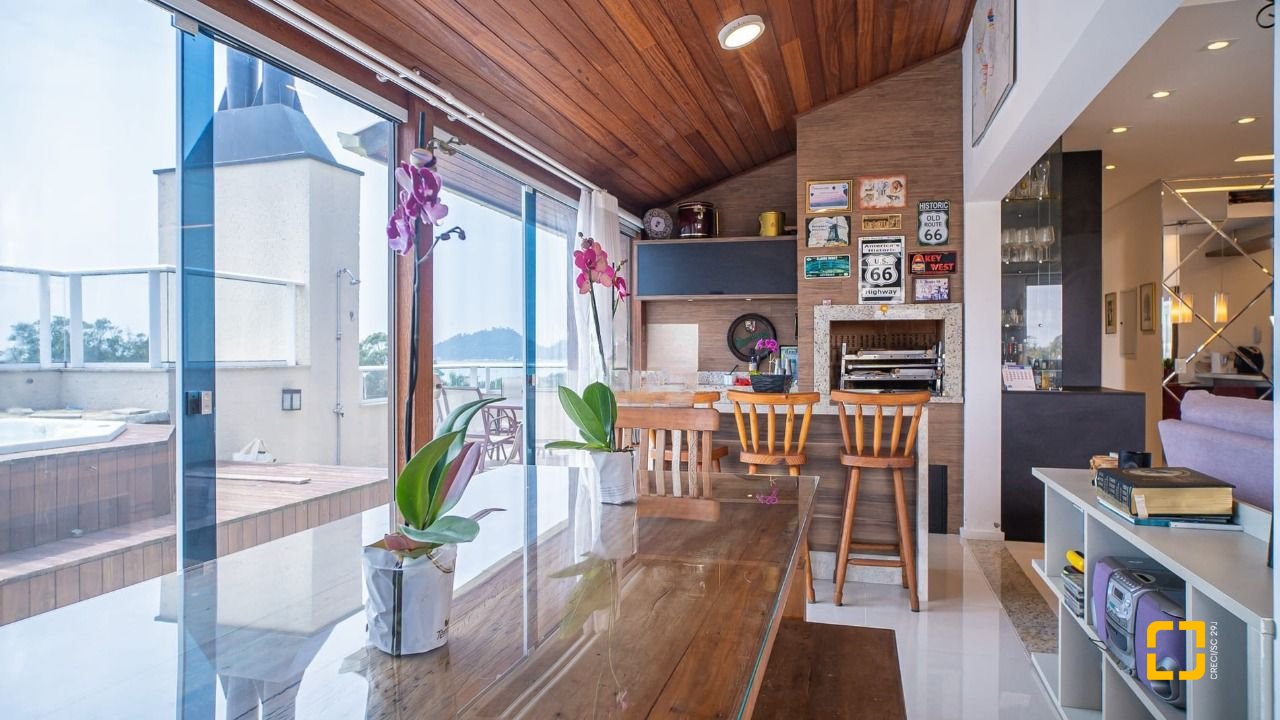 Cobertura com 166m², 4 quartos (sendo 1 suíte), 2 garagens, no bairro Campeche em Florianópolis