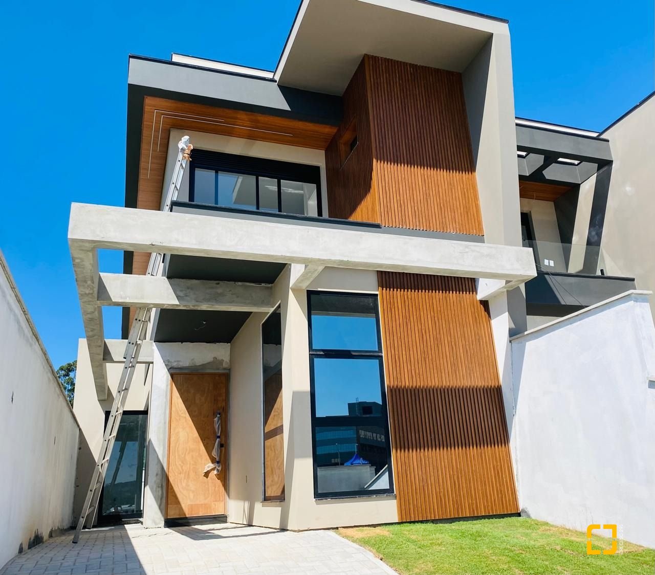Casa com 127m², 5 quartos (sendo 2 suítes), 2 garagens, no bairro Campeche em Florianópolis