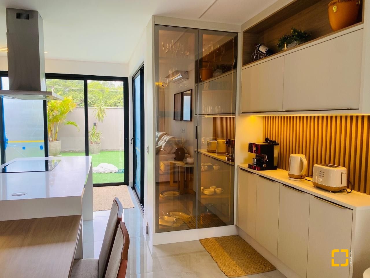 Casa com 127m², 5 quartos (sendo 2 suítes), 2 garagens, no bairro Campeche em Florianópolis