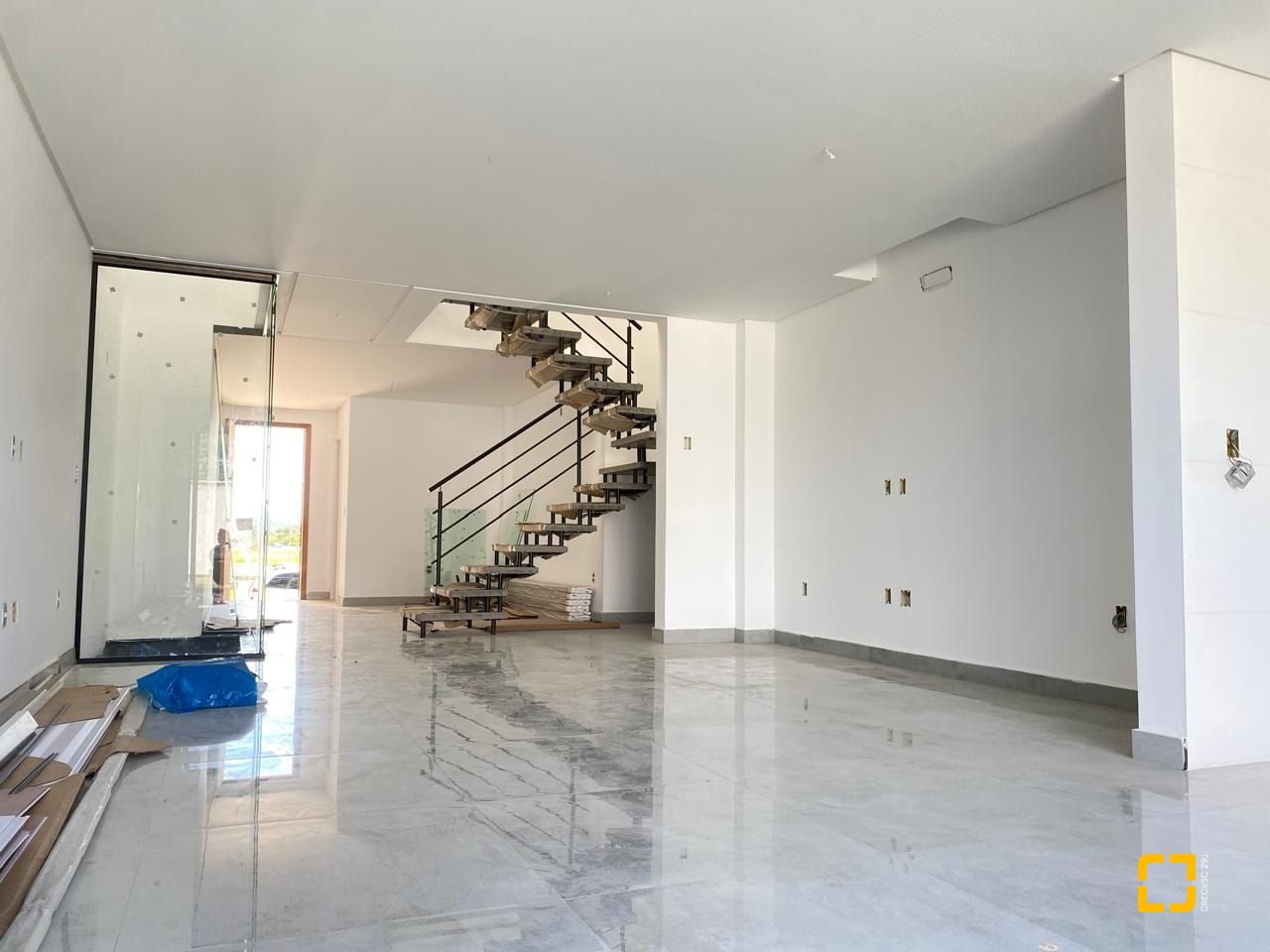 Casa com 127m², 5 quartos (sendo 2 suítes), 2 garagens, no bairro Campeche em Florianópolis