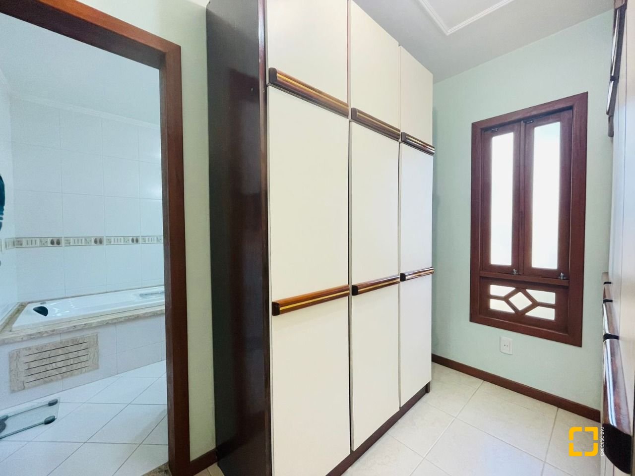 Casa com 254m², 5 quartos (sendo 1 suíte), 3 garagens, no bairro Ingleses em Florianópolis