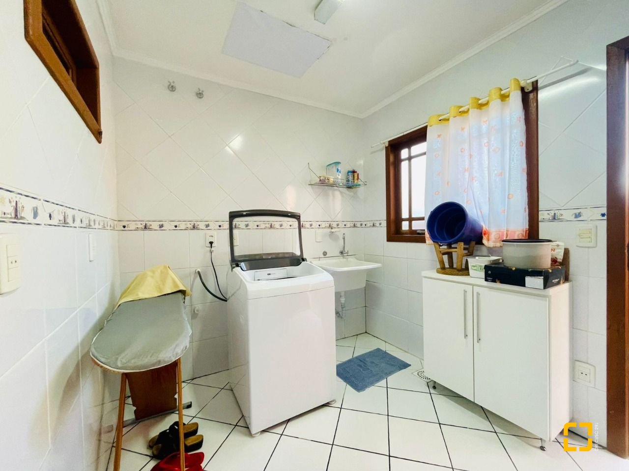 Casa com 254m², 5 quartos (sendo 1 suíte), 3 garagens, no bairro Ingleses em Florianópolis