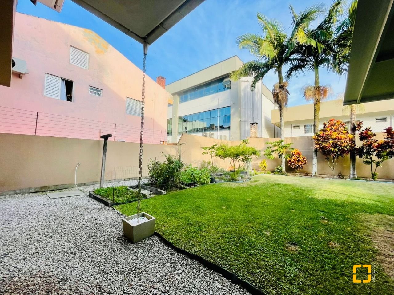 Casa com 254m², 5 quartos (sendo 1 suíte), 3 garagens, no bairro Ingleses em Florianópolis