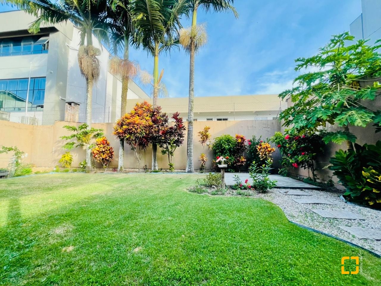 Casa com 254m², 5 quartos (sendo 1 suíte), 3 garagens, no bairro Ingleses em Florianópolis