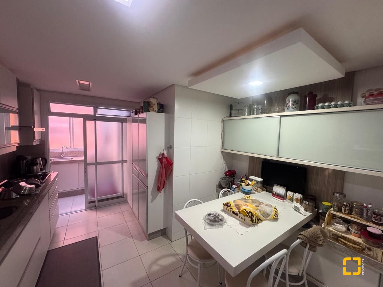 Cobertura com 196m², 3 quartos (sendo 1 suíte), 2 garagens, no bairro Carvoeira em Florianópolis