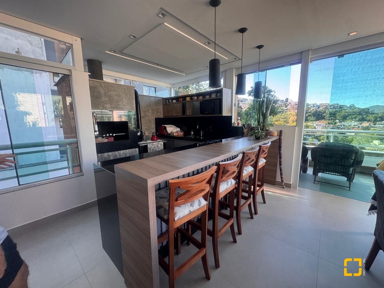 Cobertura com 196m², 3 quartos (sendo 1 suíte), 2 garagens, no bairro Carvoeira em Florianópolis