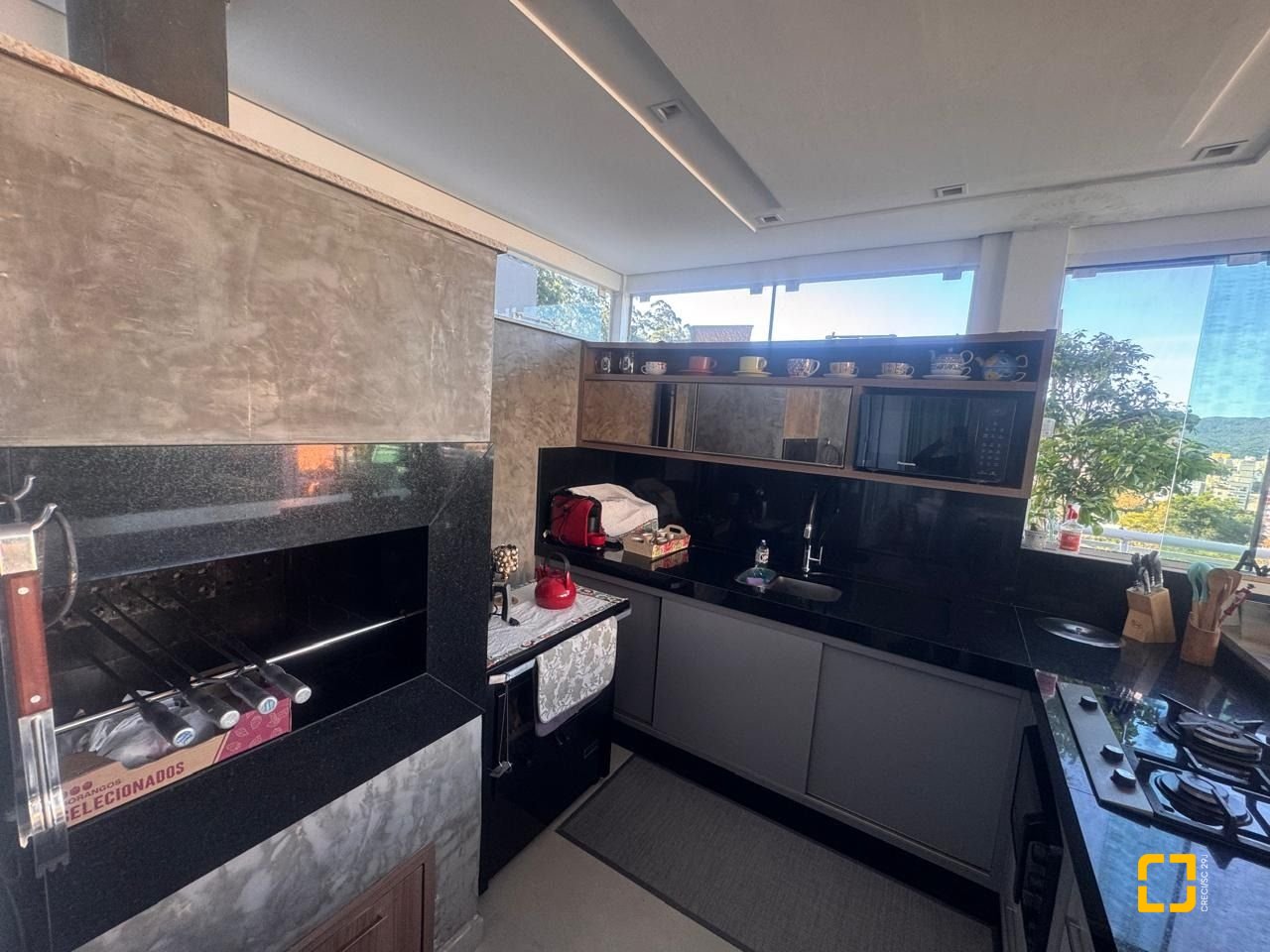 Cobertura com 196m², 3 quartos (sendo 1 suíte), 2 garagens, no bairro Carvoeira em Florianópolis