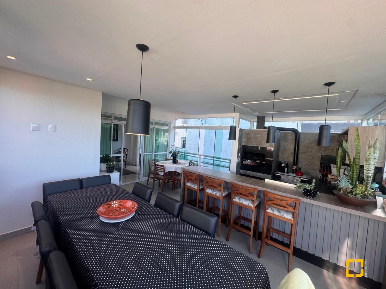 Cobertura com 196m², 3 quartos (sendo 1 suíte), 2 garagens, no bairro Carvoeira em Florianópolis