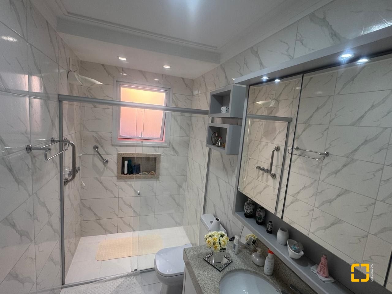 Cobertura com 196m², 3 quartos (sendo 1 suíte), 2 garagens, no bairro Carvoeira em Florianópolis