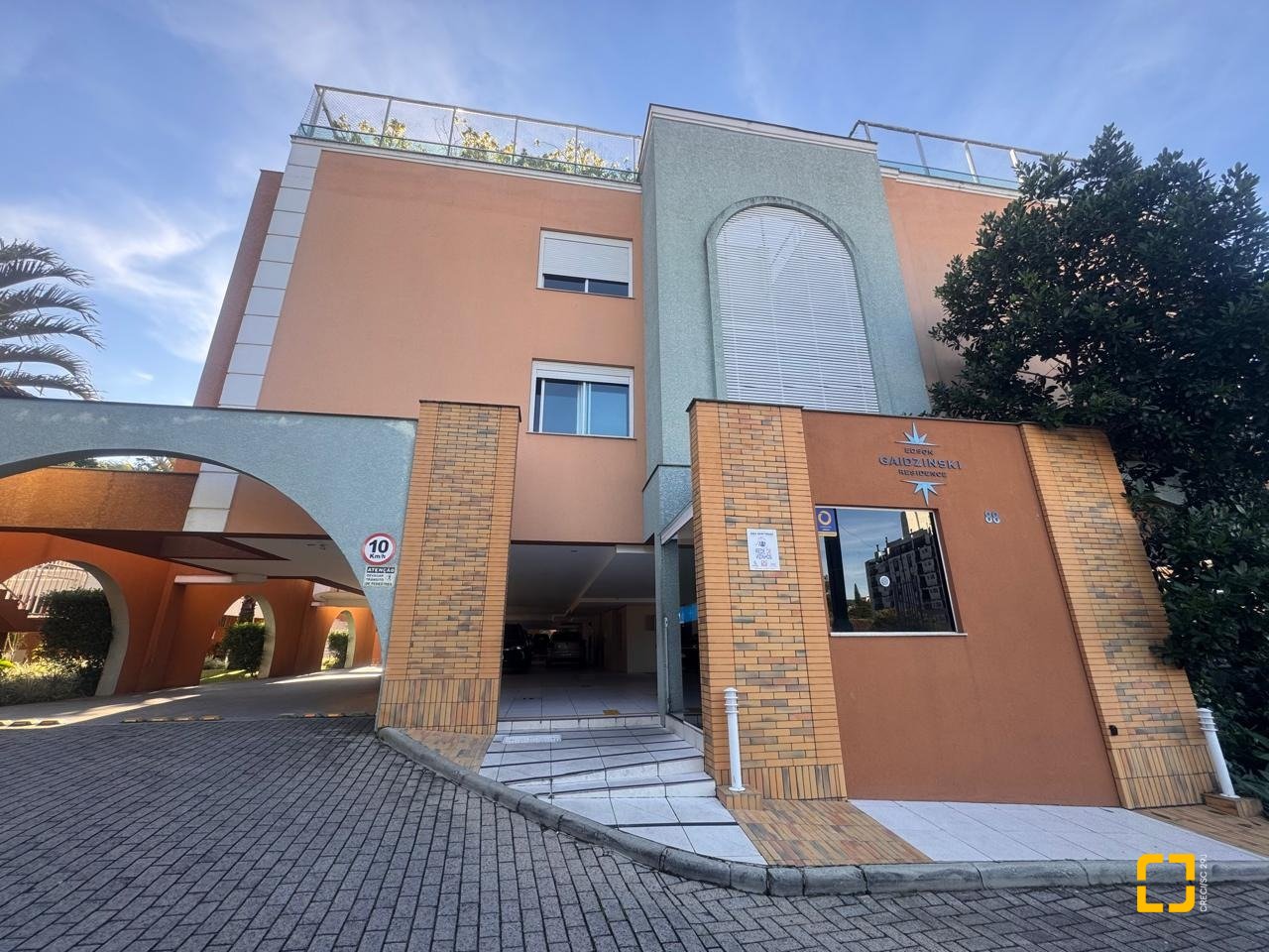 Cobertura com 196m², 3 quartos (sendo 1 suíte), 2 garagens, no bairro Carvoeira em Florianópolis