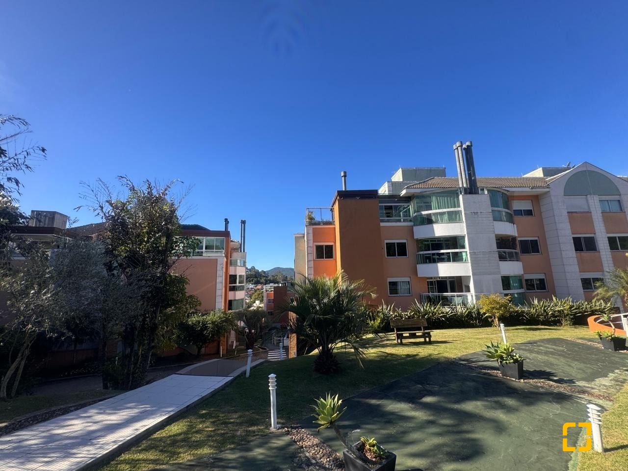 Cobertura com 196m², 3 quartos (sendo 1 suíte), 2 garagens, no bairro Carvoeira em Florianópolis