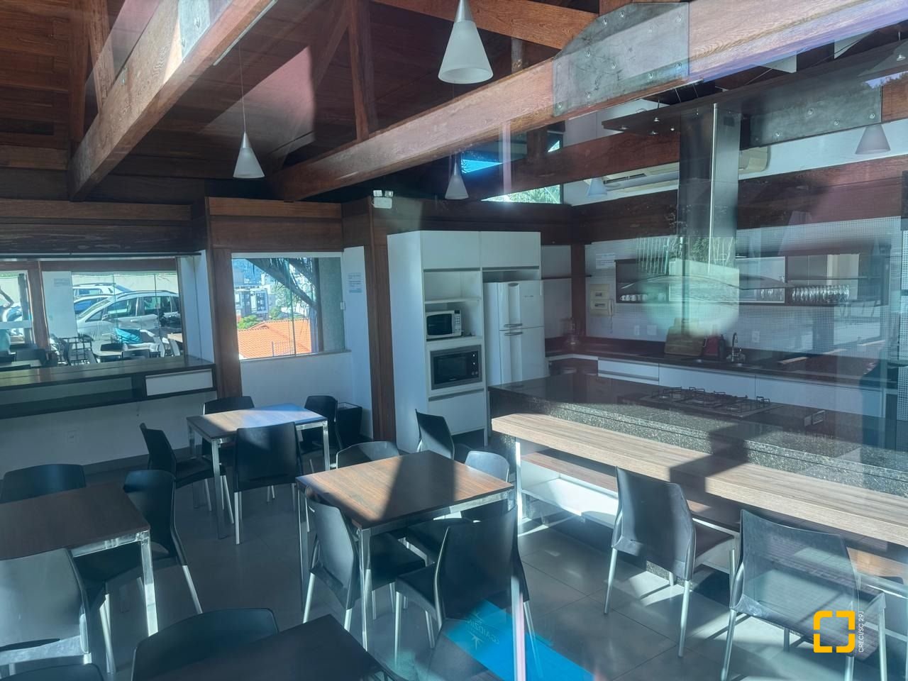 Cobertura com 196m², 3 quartos (sendo 1 suíte), 2 garagens, no bairro Carvoeira em Florianópolis
