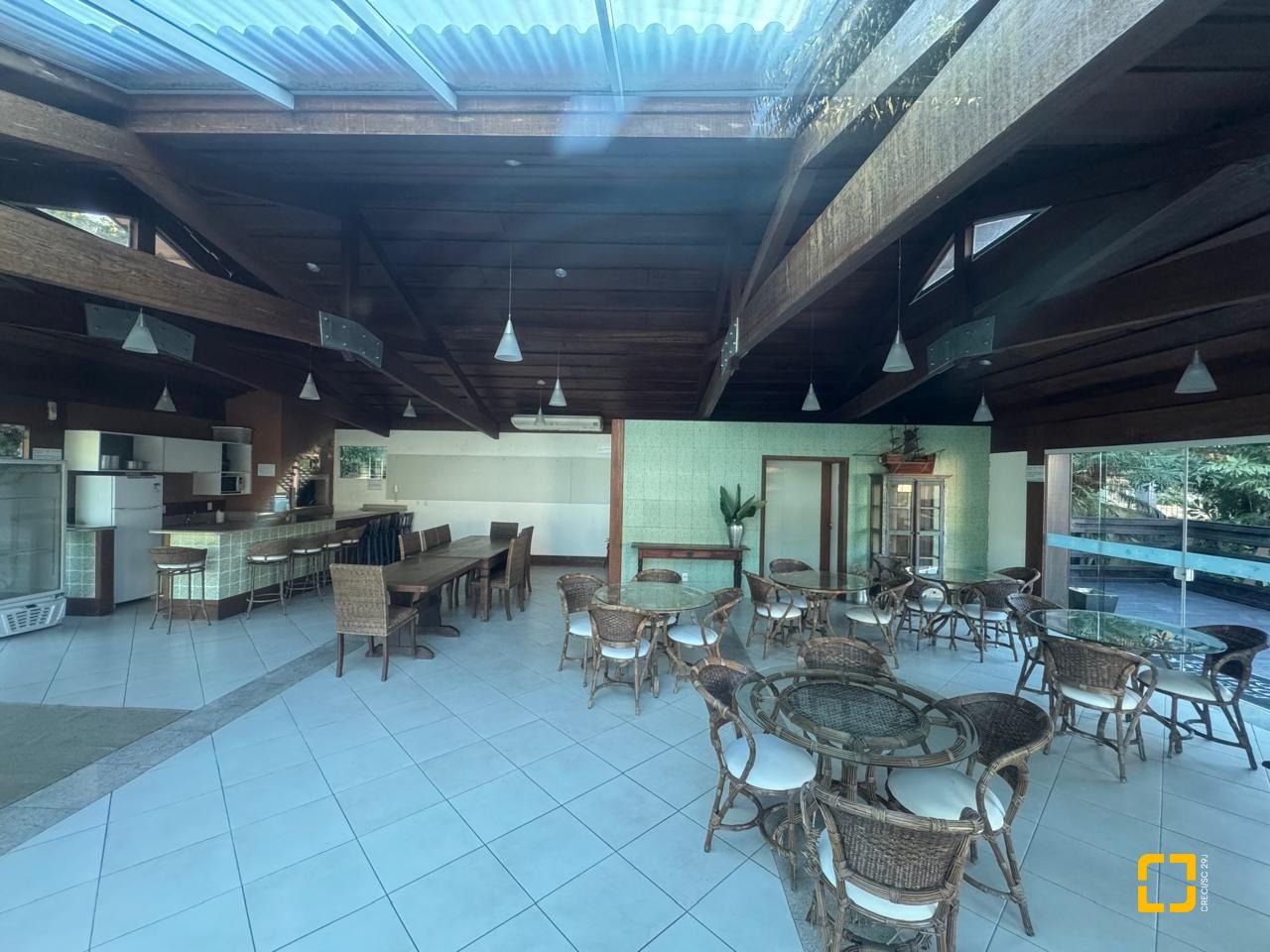 Cobertura com 196m², 3 quartos (sendo 1 suíte), 2 garagens, no bairro Carvoeira em Florianópolis