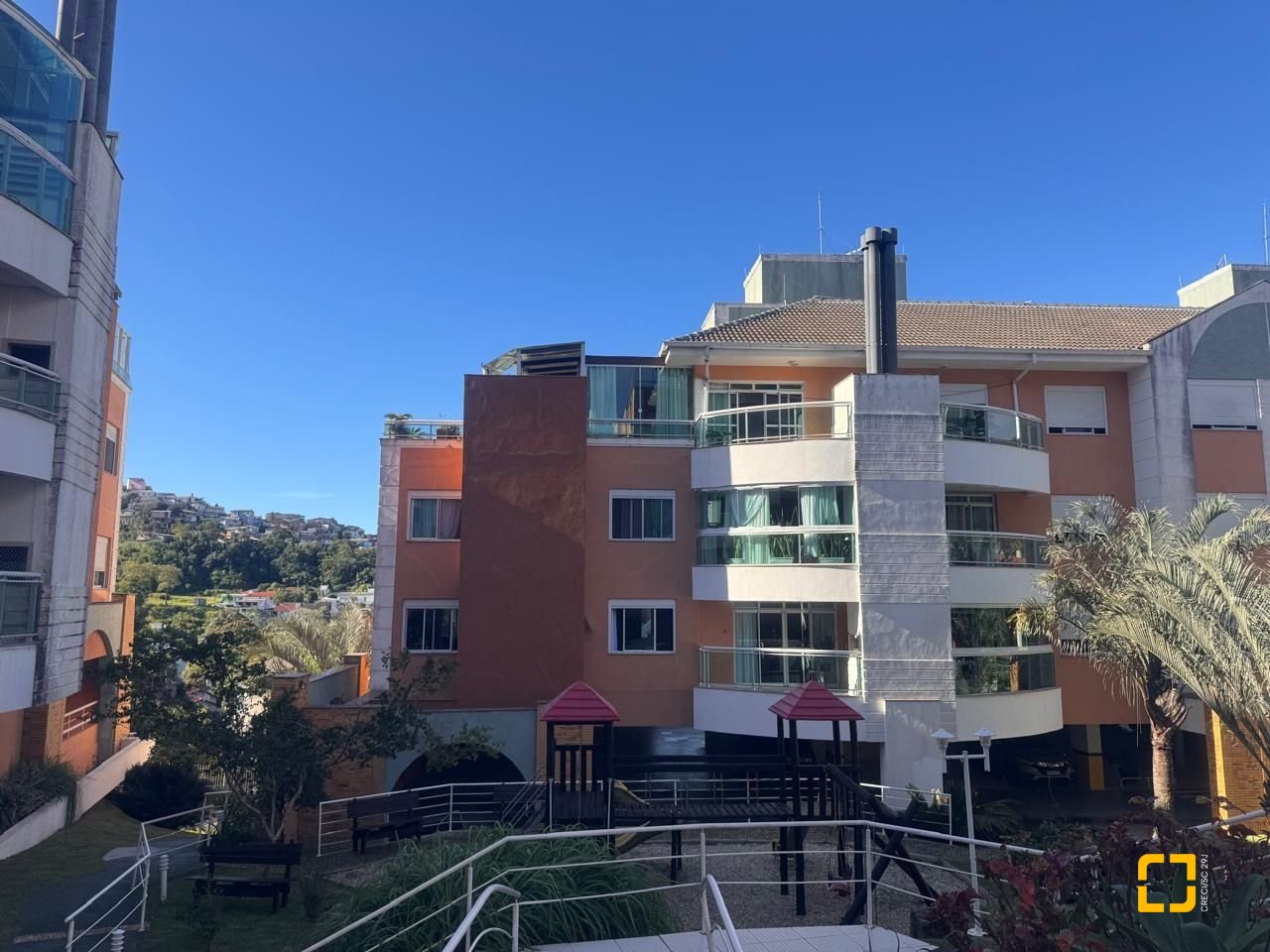 Cobertura com 196m², 3 quartos (sendo 1 suíte), 2 garagens, no bairro Carvoeira em Florianópolis