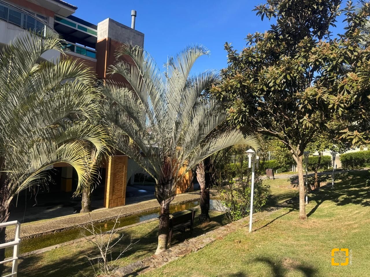 Cobertura com 196m², 3 quartos (sendo 1 suíte), 2 garagens, no bairro Carvoeira em Florianópolis
