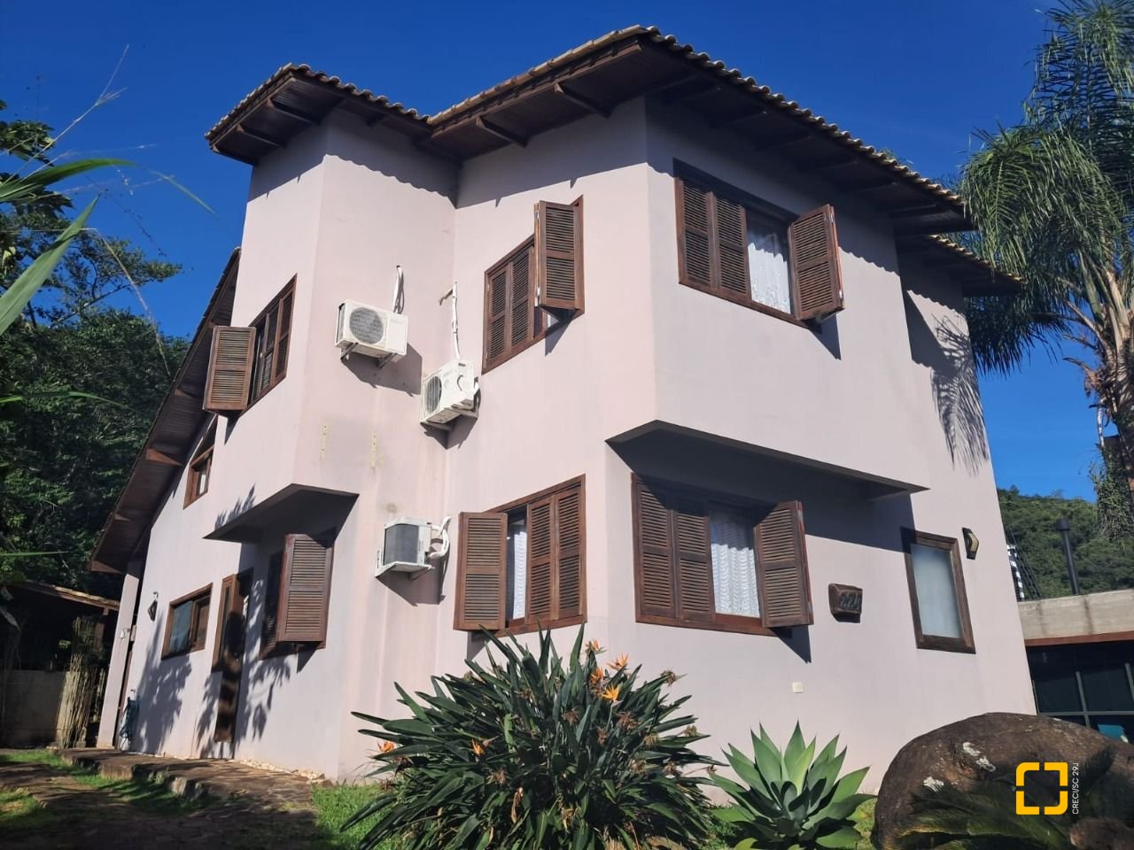Casa de Condomínio com 297m², 6 quartos (sendo 1 suíte), 4 garagens, no bairro Cachoeira do Bom Jesus em Florianópolis
