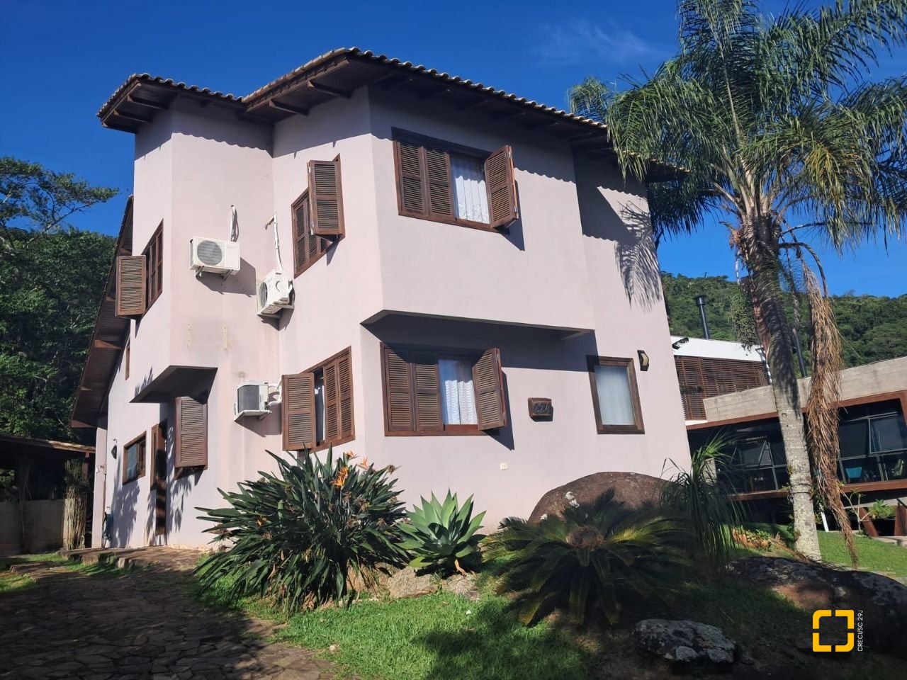 Casa de Condomínio com 297m², 6 quartos (sendo 1 suíte), 4 garagens, no bairro Cachoeira do Bom Jesus em Florianópolis