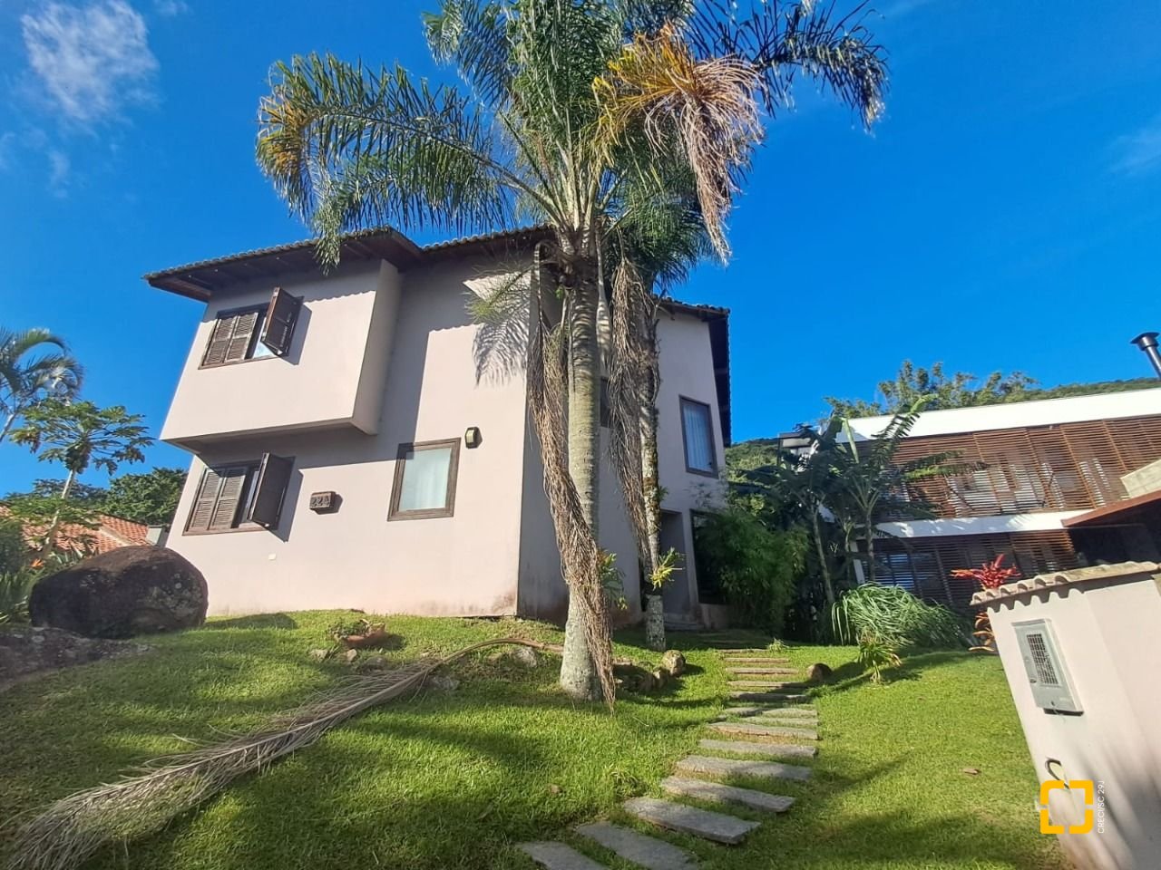 Casa de Condomínio com 297m², 6 quartos (sendo 1 suíte), 4 garagens, no bairro Cachoeira do Bom Jesus em Florianópolis