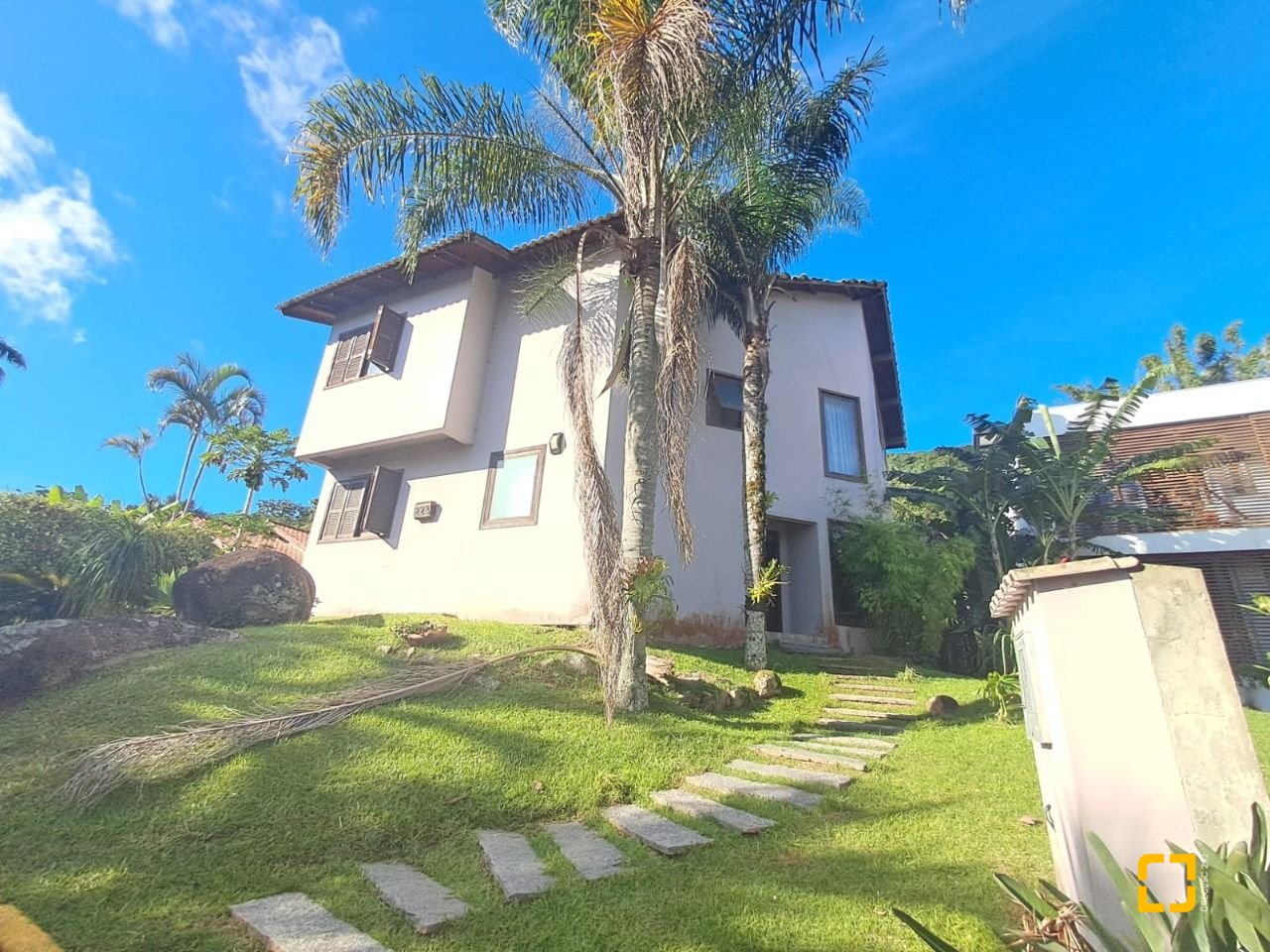 Casa de Condomínio com 297m², 6 quartos (sendo 1 suíte), 4 garagens, no bairro Cachoeira do Bom Jesus em Florianópolis