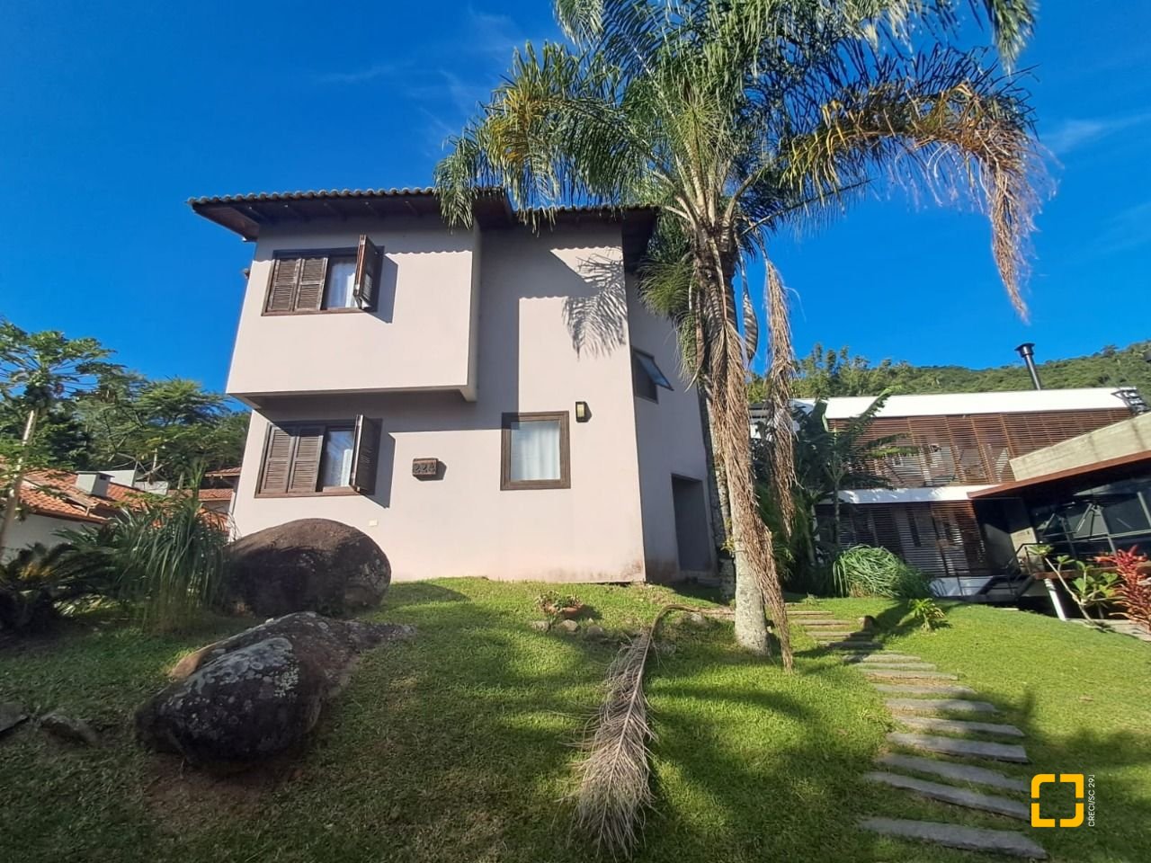 Casa de Condomínio com 297m², 6 quartos (sendo 1 suíte), 4 garagens, no bairro Cachoeira do Bom Jesus em Florianópolis