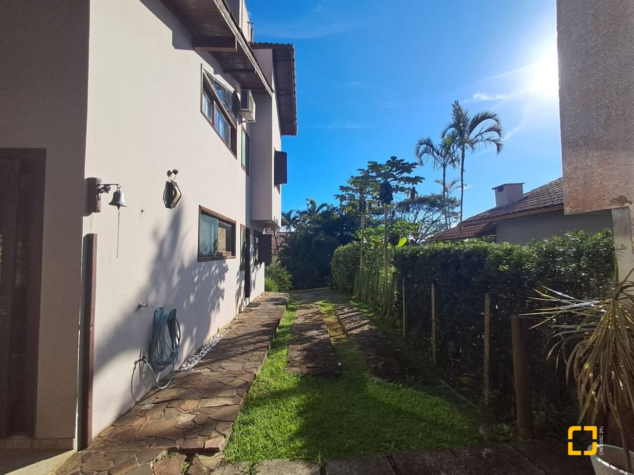 Casa de Condomínio com 297m², 6 quartos (sendo 1 suíte), 4 garagens, no bairro Cachoeira do Bom Jesus em Florianópolis