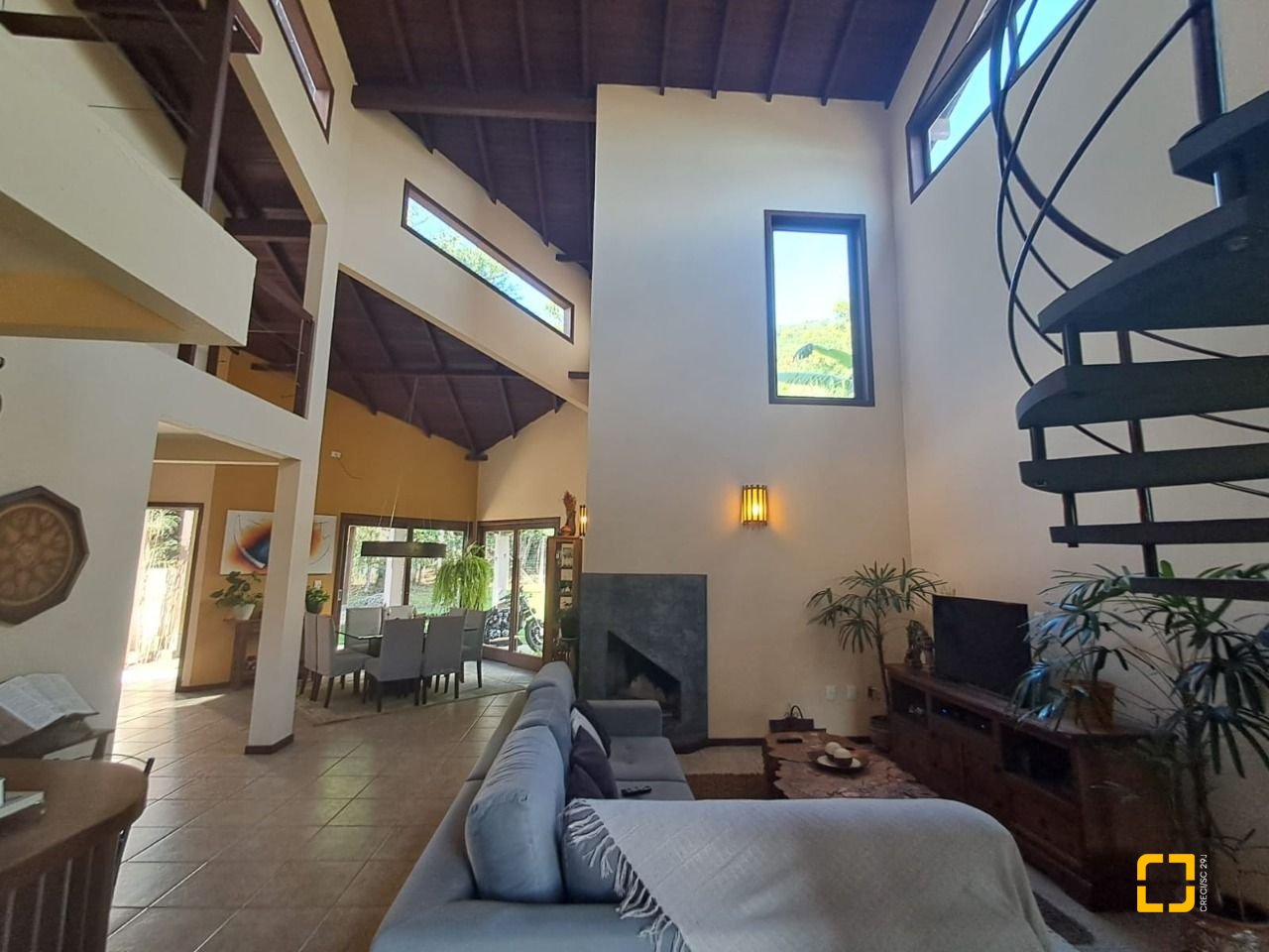 Casa de Condomínio com 297m², 6 quartos (sendo 1 suíte), 4 garagens, no bairro Cachoeira do Bom Jesus em Florianópolis