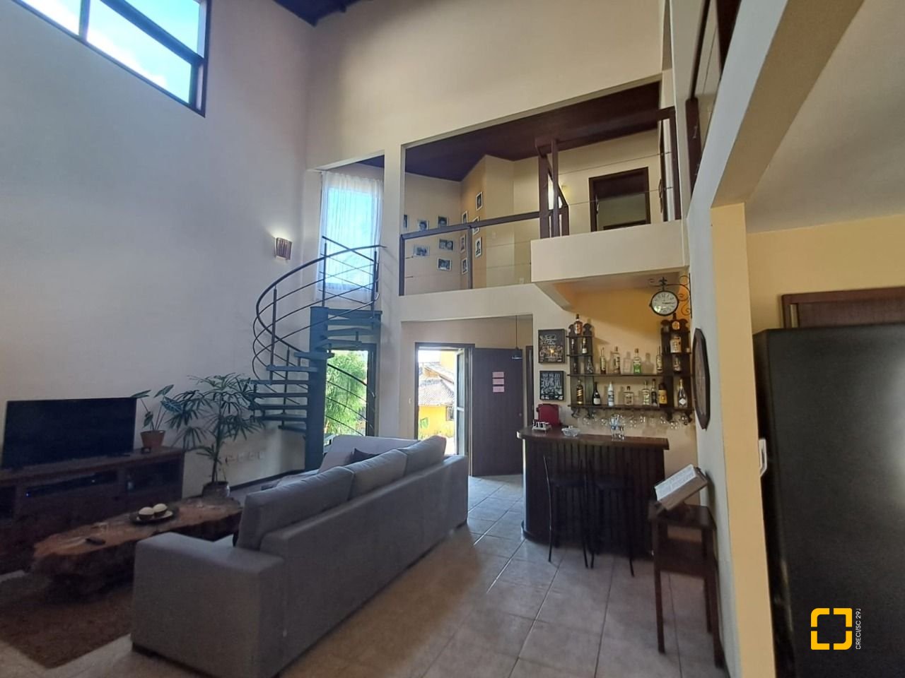 Casa de Condomínio com 297m², 6 quartos (sendo 1 suíte), 4 garagens, no bairro Cachoeira do Bom Jesus em Florianópolis