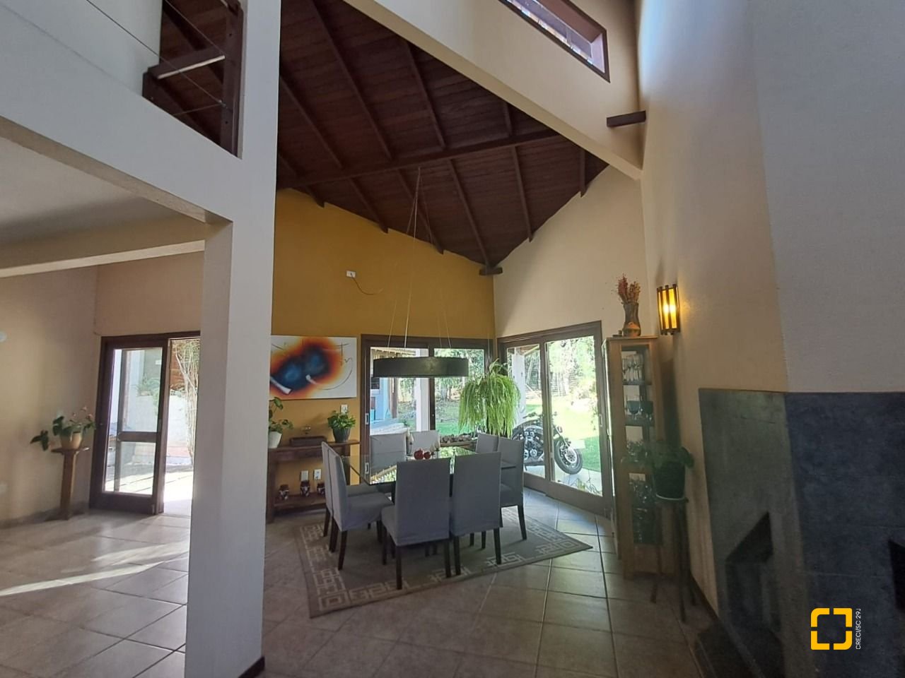 Casa de Condomínio com 297m², 6 quartos (sendo 1 suíte), 4 garagens, no bairro Cachoeira do Bom Jesus em Florianópolis