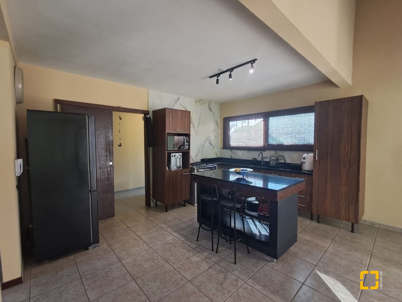 Casa de Condomínio com 297m², 6 quartos (sendo 1 suíte), 4 garagens, no bairro Cachoeira do Bom Jesus em Florianópolis